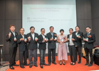 PENGARAH Urusan Orient Biotech, Teoh Eng Sia (tengah) bersama Pensyarah Teknologi Perindustrian USM, Dr. Lee Lai Kuan (empat dari kanan) bergambar bersama kakitangan selepas sidang media keputusan percubaan klinikal manusia di Mercure Selangor.