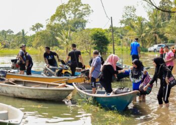 BEBERAPA buah kampung masih di tenggelami banjir di Tumpat, Kelantan-UTUSAN/KAMARUL BISMI KAMARULZAMAN