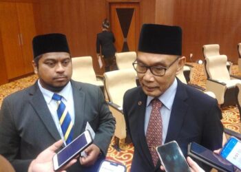 MOHD Shukri Ramli (kanan) menjawab pertanyaan pemberita selepas penangguhan Mesyuarat Pertama Penggal Persidangan Pertama Dewan Undangan Negeri (DUN) Perlis Ke-15 hari ini.- UTUSAN/ASYRAF MUHAMMAD