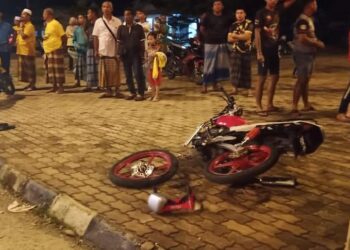 KEADAAN motosikal yang ditunggang mangsa kemalangan maut di Kilometer 17, Jalan Melawi-Kuala Besut, Pasir Puteh, Kelantan malam tadi.-UTUSAN/IHSAN PDRM