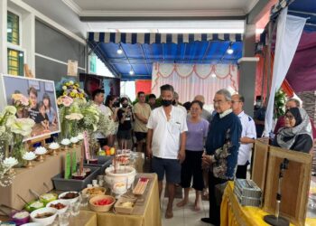 MOHD. ALI Mohd. Rustam (kanan) hadir menziarahi keluarga mangsa yang maut dalam tragedi tapak perkhemahan Father’s Organic Farm di Batang Kali, Selangor di rumah mendiang di Machap Baru, Melaka.