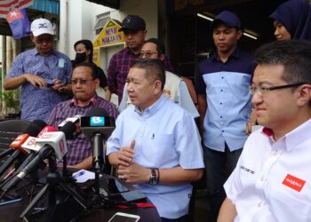 Salahuddin Ayub (duduk tengah) mengadakan sidang akhbar selepas melawat PPR Melana Indah, Johor Bahru, hari ini.