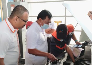 RAHMAD Mariman mendengar taklimat ketika lawatan kerja ke Puspakom Alor Gajah, Rembia, Melaka. - UTUSAN/MUHAMMAD SHAHIZAM TAZALI
