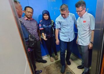 Salahuddin Ayub (dua kanan) memeriksa lantai lif yang rosak semasa melakukan lawatan ke kediaman PPR Melana Indah, Johor Bahru, hari ini.