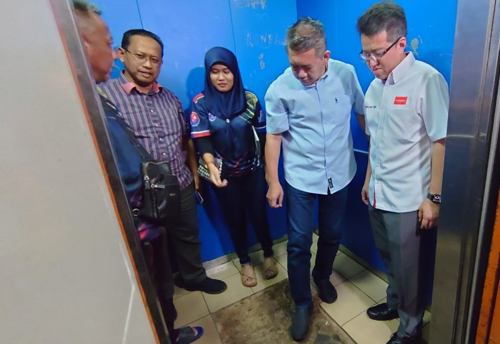 Salahuddin Ayub janji selesai lif rosak PPR Melana Indah