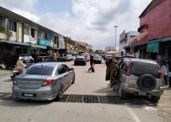 ORANG mula berkunjung untuk membeli-belah selepas banjir surut sepenuhnya di kawasan zon bebas cukai Rantau Panjang, Kelantan hari ini-UTUSAN/ROHANA ISMAIL