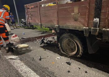 KEADAAN lokasi kemalangan membabitkan sebuah lori dan sebuah motosikal dalam kejadian di Kilometer 279.6, Lebuhraya Utara Selatan arah utara dekat Nilai, Seremban malam tadi.-GAMBAR/IHSAN POLIS.