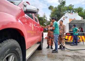 KAKITANGAN Petronas membuat isian diesel kedalam pacuan empat roda milik JBPM di Balai Bomba dan Penyelamat Rantau Panjang, Kelantan hari ini-UTUSAN/ROHANA ISMAIL.