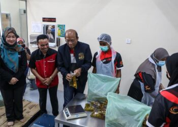 AZMAN Mohd Yusof (tiga dari kiri) meninjau proses pembungkusan minyak masak sewaktu Majlis Perasmian Kilang Pembungkusan Minyak Masak Halipah di Kompleks Wakaf Behor Lalang, Kangar, Perlis hari ini. -UTUSAN/ASYRAF MUHAMMAD