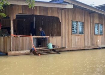 RUMAH terapung yang dibina A. Bakar Che Ahmad di Kampung Tebak, Kemaman, Terengganu. – MINGGUAN/NIK NUR IZZATUL HAZWANI NIK ADNAN