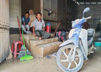 SEBUAH keluarga mengambil kesempatan untuk berehat seketika selepas penat membersihkan rumah yang ditenggelami banjir di Kampung Serongga, Pasir Mas, Kelantan-UTUSAN/ROHANA ISMAIL