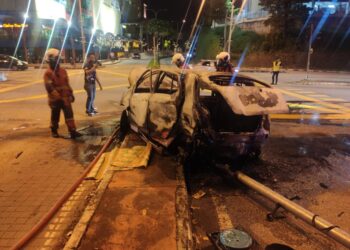 SEBUAH kereta Perodua Axia terbakar dalam kemalangan di lampu isyarat Jalan Sungai Ujong berhadapan bangunan pusat beli-belah Palm Mall di Seremban malam semalam.- GAMBAR/IHSAN POLIS.