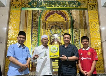 TUANKU Syed Faizuddin Putra Jamalullail (dua dari kanan) berkenan berangkat menyerahkan sumbangan zakat MAIPs kepada Masjid Raya Nur Ilahi Provinsi Kepulauan Riau, Dompak Bukit Bestari, Tanjung Pinang, Indonesia, hari ini.- UTUSAN