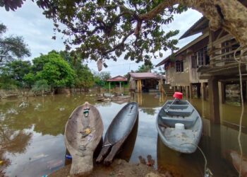 AIR masih belum surut sepenuhnya di kawasan rumah penduduk Kampung Tersang, Rantau Panjang, Kelantan-UTUSAN/YATIMIN ABDULLAH