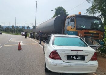 SEORANG tenaga pengajar di sebuah pusat memandu maut selepas selepas terbabit kemalangan di Kilometer 5, Jalan Bahau-Batu Kikir, Jempol pagi tadi.-GAMBAR/IHSAN POLIS.