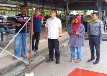 LIM Ban Hong meninjau kerja-kerja baik pulih di medan selera Tapak Terbuka Pantai Klebang 1, Melaka. - UTUSAN/AMRAN MULUP