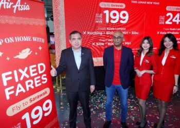 Menteri Pengangkutan, Anthony Loke menunjukkan harga tambang tetap pada majlis pengumuman kadar tambang tetap AirAsia ke Sabah dan Sarawak sempena Tahun Baharu Cina di AirAsia RedQ Sepang di sini hari ini. Turut serta Ketua Eksekutif AirAsia Aviation Group Limited, Bo Lingam (dua kiri) -UTUSAN/FAUZI BAHARUDIN
