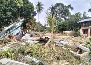 SEBAHAGIAN rumah penduduk yang musnah dalam kejadian banjir di Kampung La, Besut, Terengganu. 
– UTUSAN/KAMALIZA KAMARUDDIN