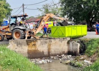 KAKITANGAN MBAS melakukan kerja-kerja pembersihan sampah sarap yang dibuang ke dalam Terusan Wan Mat Saman di Alor Setar. – UTUSAN/JAMLIAH ABDULLAH