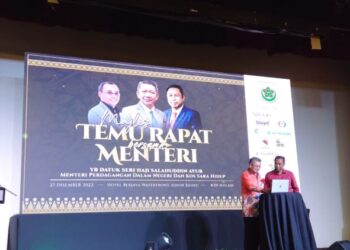 SALAHUDDIN AYUB (kiri) melancarkan aplikasi DIMP sempena Majlis Temu Rapat Bersama Menteri di Hotel Berjaya Waterfront, Johor Bahru yang turut dihadiri Presiden DPIM, Mohammad Sahar Mat Din.