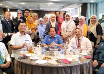 AHMAD Maslan (duduk, tengah) bergambar bersama kakitangan LHDN ketika melakukan lawatan di LHDN Kuala Terengganu, Terengganu, hari ini. - UTUSAN/KAMALIZA KAMARUDDIN