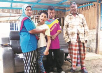 SITI Hajar Hashim (kiri) memangku anaknya, Mohd. Syukur Mohd. Zuki disamping abangnya, Che Meh dan bapa mereka, Hashim Lahman yang kini dijaga Norsiah di Kampung Bok Bak, Kupang di Baling.