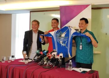 UZAIDI UDANIS (tengah) pada sidang akhbar mengenai kemasukan pelancong dari China dan pelancaran Fish Tales 2023 Cup - The Global Pro Challenge di Ampang, semalam.