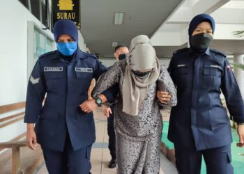 TERTUDUH diiring keluar anggota polis selepas mengaku tidak bersalah di Mahkamah Majistret Ayer Keroh Melaka atas pertuduhan merompak kedai emas.
