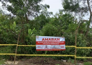 PIHAK  SWCorp memasang pita kuning dan kain rentang amaran di kawasan longgokan perhiasan al-Quran yang telah dibersihkan di Jalan P/AM 2 Kawasan Perindustrian Arab Malaysia, Nilai, Seremban.