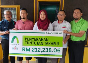 MUHAMMAD IZWAN Ibrahim (dua dari kiri) menerima replika cek hibah takaful daripada Syahrunizam Shahwan (dua dari kanan) ketika Program Ziarah Iktisas di kediamannya di Kampung Pondok Batang, Jasin, Melaka. - UTUSAN/MUHAMMAD SHAHIZAM TAZALI
