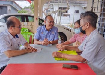 NGWE Hee Sem (kiri) bersama Abd. Razak Omar (dua dari kiri) bertemu waris Lee Chee Sam pada Program Skuad Prihatin Perkeso Melaka di Kampung Permai, Machap Umboo, Melaka. - UTUSAN/MUHAMMAD SHAHIZAM TAZALI