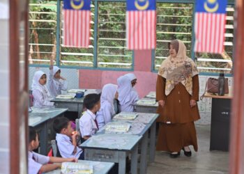 TUJUH langkah segera diputuskan KPM bagi mengurangkan beban tugas guru di sekolah berkuat kuasa sesi persekolahan baharu 2023/2024. - GAMBAR HIASAN