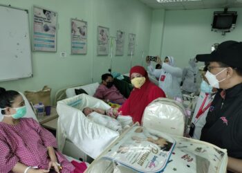 SHARIFAH Azizah Syed Zain dan Md. Norhalim Md. Amin (kanan) menziarahi Izzatul Azzra Nor Alim di Hospital Enche Besar Hajjah Khalsom, Kluang.