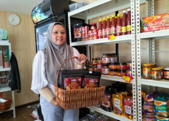 ZURAIDAH ZAHARI memasarkan produk-produk 'home based' keluaran usahawan tempatan di kabin yang dinamakan Annissa One Stop Centre, Bayan Lepas, Pulau Pinang.