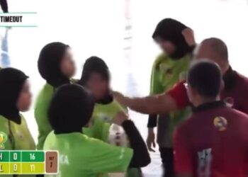 TANGKAP layar insiden seorang jurulatih menampar dua pemain skuad bola tampar perempuan Melaka bawah 14 tahun yang tular dalam laman sosial.