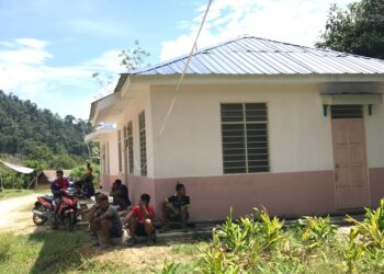 MASALAH talian telefon dan capaian internet mengganggu kehidupan masyarakat Orang Asli terutama ketika berdepan kecemasan di Kampung Bihai Lama, Pos Bihai, Gua Musang, Kelantan. - UTUSAN/AIMUNI TUAN LAH
