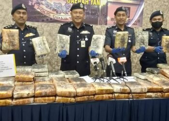 SHAHNAZ Akhtar Haji (dua dari kiri) bersama pegawainya menunjukkan ketulan mampat dipercayai dadah jenis ganja pada sidang akhbar di IPD Yan.