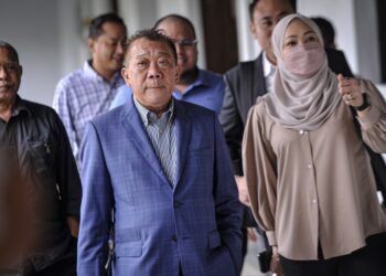 BUNG Moktar Radin (berkot biru) hadir di Mahkamah Tinggi Kuala Lumpur bagi perbicaraan kes rasuah berkaitan pelaburan Felcra. - UTUSAN/FAIZ ALIF AHMAD ZUBIR