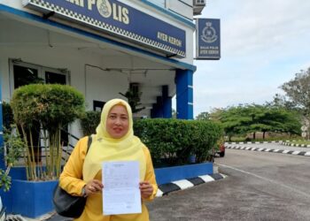 LAILA Norinda Maon membuat laporan berhubung isu pemberian konsesi di bawah Marris di Balai Polis Ayer Keroh, Melaka. - UTUSAN/AMRAN MULUP