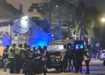 ANGGOTA polis berada di lokasi penemuan mayat seorang lelaki di Jalan Sri Cemerlang, Kota Bharu, Kelantan. - UTUSAN/IHSAN POLIS
