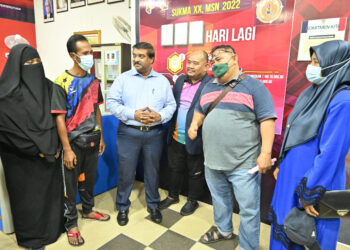 VP. Shanmugam berbual mesra dengan jurulatih, ibu bapa dua pemain selepas mesyuarat khas di MSNM, Krubong, Melaka. - UTUSAN/AMRAN MULUP