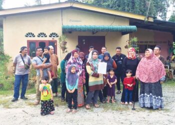 SEBAHAGIAN penduduk yang diarahkan mengosongkan rumah mereka oleh pemilik tanah di Kampung Pulau Sekati, Kuala Terengganu. – UTUSAN/TENGKU DANISH BAHRI TENGKU YUSOFF.