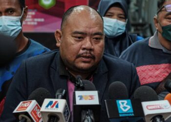 SAIFUL HADEE Amar bercakap dalam sidang akhbar selepas menghadiri mesyuarat khas berkaitan insiden menampar dua pemain di MSNM di Krubong, Melaka. - UTUSAN/SYAFEEQ AHMAD