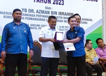 DR. Azman Ibrahim (tengah) menyampaikan plak penghargaan kepada kakitangan jabatan kerajaan yang cemerlang pada Majlis Amanat sektor pertanian negeri Terengganu, Kuala Terengganu, hari ini.