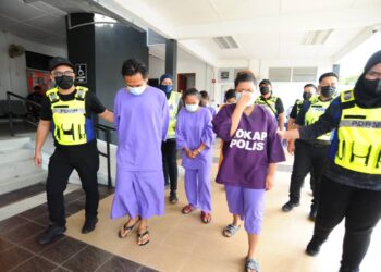 NURUL NATASHAH  DANIAL@ZAINAL (tengah) bersama-sama pasangan kekasih, Mohamad Izwan Mahmood (kiri) dan remaja usia 16 tahun (kanan) dihadapkan ke mahkamah atas tuduhan berasingan, iaitu menganiaya dan membunuh seorang kanak-kanak di Mahkamah Majistret Batu Pahat.