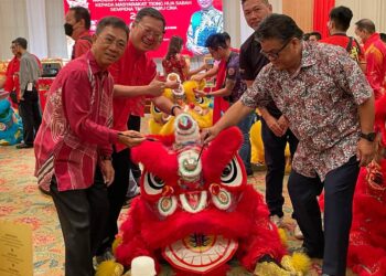 JOACHIM Gunsalam (kiri) bersama Ellron Angin (kanan) semasa menanda mata kepala singa sempena majlis penyerahan kepala singa di Kota Kinabalu hari ini.