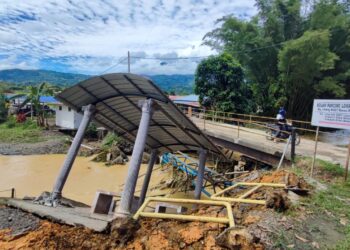 KEROSAKAN yang berlaku akibat banjir di Kampung Libang, Ranau hari ini