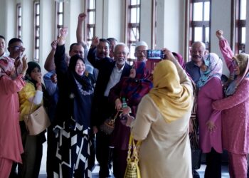 SHAHRIR Ab. Samad hadir di Mahkamah Tinggi Kuala Lumpur bagi perbicaraan kes gagal mengisytiharkan wang RM1 juta yang diterima daripada Najib Tun Razak. -  UTUSAN/FAUZI BAHARUDIN