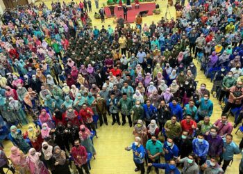 MOHD. Shukri Ramli merakamkan gambar bersama penjawat awam di Perlis selepas menyampaikan amanat dalam majlis di Dewan Wawasan 2020, Kangar, Perlis. - UTUSAN/ASYRAF MUHAMMAD