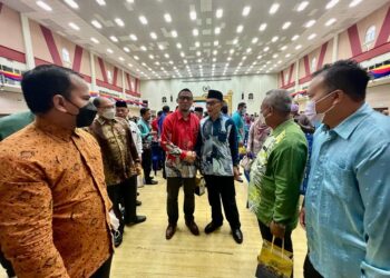 MOHD. Shukri Ramli (tiga dari kanan) beramah mesra bersama penjawat awam Perlis selepas selesai memberi amanat dalam satu majlis di Dewan Wawasan 2020, Kangar, Perlis. - UTUSAN/ASYRAF MUHAMMAD